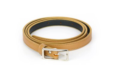 Beyaz arkaplanda kahverengi deri kemer var. 