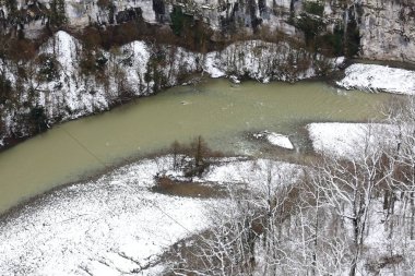 Bir dağ nehir ve köy uzakta vadide bir görünümünü çalışır gorge çarpıcı manzaralarını sunmaktadır yüksek dağ, askıya alınan halat köprü