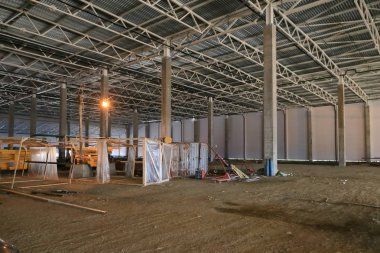 İnşaat ve büyük lojistik merkezi, iç dolgu ve kaplama başlatma işlemi