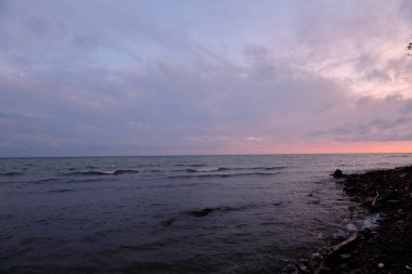 Günbatımı, Güneş ışınları ile ağır bulutlar onların yol yapmak ve yaz, sorunlu deniz aydınlatmak