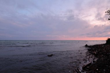 Günbatımı, Güneş ışınları ile ağır bulutlar onların yol yapmak ve yaz, sorunlu deniz aydınlatmak