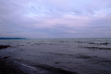 Günbatımı, Güneş ışınları ile ağır bulutlar onların yol yapmak ve yaz, sorunlu deniz aydınlatmak