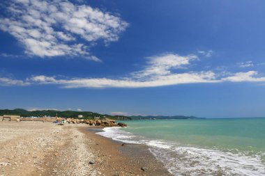 Kayalık kumsalda parlak güneşli bir günde