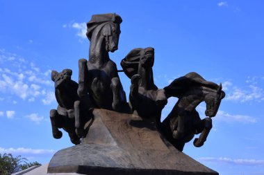 Zafer işgalcilere karşı mücadelede simgeleyen efsanevi kazak araba anıt