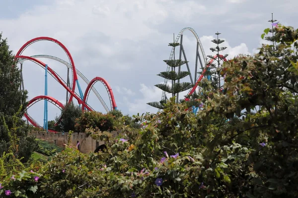 Wielką Atrakcją Roller Coaster Martwych Pętli Beczki Inne Niebezpieczne Rozrywka — Zdjęcie stockowe