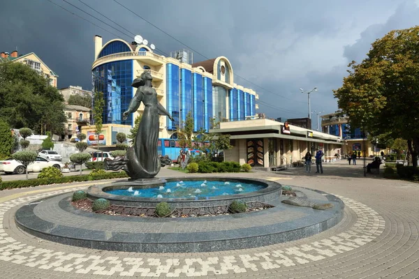 Çeşme Silah Ayrı Bir Kase Kenarında Duran Bir Kadın Tasvir — Stok fotoğraf