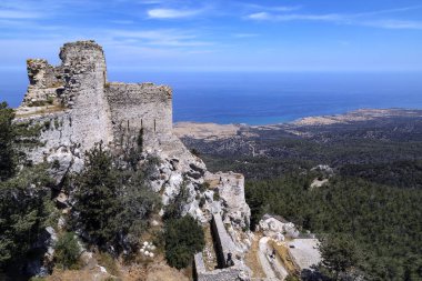 Kantara Kalesi yüksek Karpasia dağlarında KKTC (Kıbrıs Türk Cumhuriyeti Kuzey Kıbrıs kuzeydoğusunda kalıntıları).