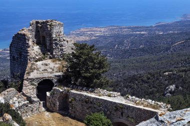 Kantara Kalesi yüksek Karpasia dağlarında KKTC (Kıbrıs Türk Cumhuriyeti Kuzey Kıbrıs kuzeydoğusunda kalıntıları).