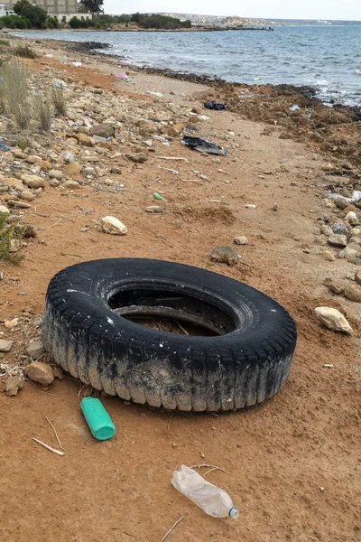 Загрязнение Мусор Выброшен Пляж Кипре — стоковое фото