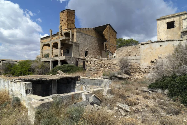 ファマグスタ キプロスで放棄された建物 1974 年にキプロスのトルコの侵略にその住民逃げた それはトルコ制御の下に来たし それは放棄されたまま トルコ武力のこれまで以来占領下 — ストック写真