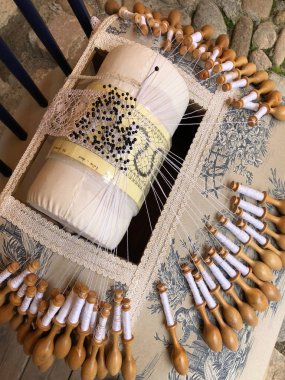 Le Puy-tr-Velay. Fransa. 06.14.18. bir rahibe bir renkli arka sokak içinde şehir Le Puy-tr-Velay Orta-Güney Fransa'nın Auvergne-Rhône-Alpes bölgesi boyunca yürüyüş.