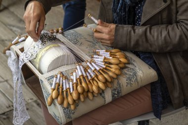 Le Puy-tr-Velay. Fransa. 06.14.18. bir rahibe bir renkli arka sokak içinde şehir Le Puy-tr-Velay Orta-Güney Fransa'nın Auvergne-Rhône-Alpes bölgesi boyunca yürüyüş.