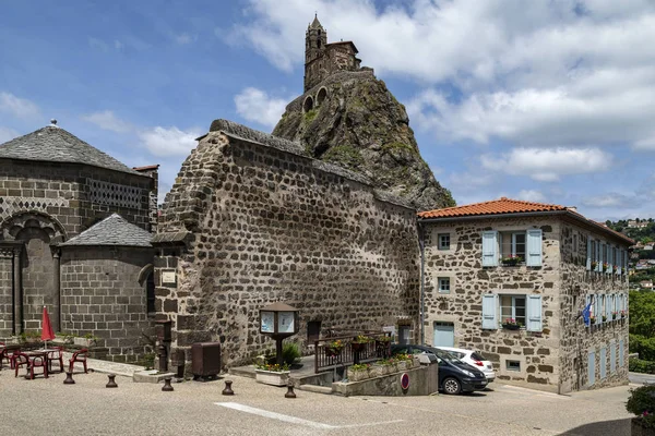 Puy Velay Francia Una Monja Caminando Por Una Colorida Calle — Foto de Stock