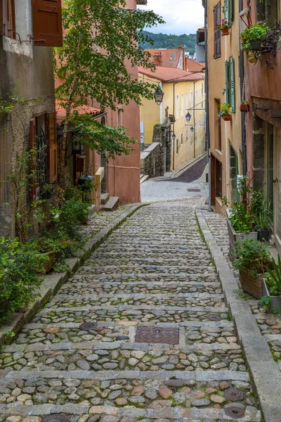 Puy Velay Francia Una Monja Caminando Por Una Colorida Calle — Foto de Stock