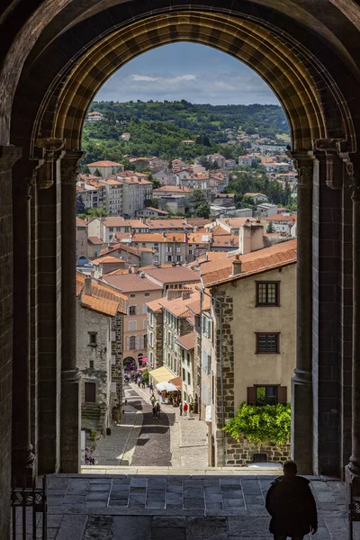 Puy Velay Francia Una Monja Caminando Por Una Colorida Calle — Foto de Stock