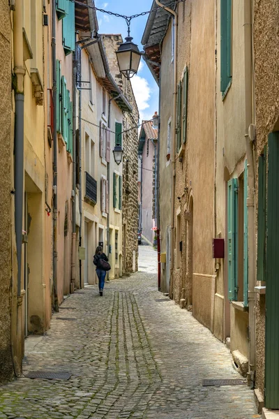 Le Puy-tr-Velay. Fransa. 06.14.18. bir rahibe bir renkli arka sokak içinde şehir Le Puy-tr-Velay Orta-Güney Fransa'nın Auvergne-Rhône-Alpes bölgesi boyunca yürüyüş.