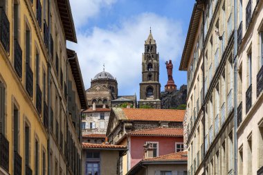 Le Puy-tr-Velay. Fransa. 06.14.18. bir rahibe bir renkli arka sokak içinde şehir Le Puy-tr-Velay Orta-Güney Fransa'nın Auvergne-Rhône-Alpes bölgesi boyunca yürüyüş.