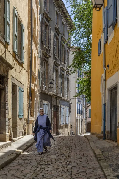Puy Velay Frankreich Eine Nonne Spaziert Durch Eine Farbenfrohe Seitenstraße — Stockfoto