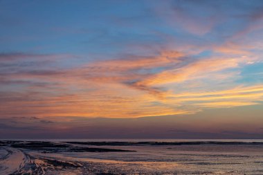 Düşük tide CHATELAILLON Plage La Rochelle yakınındaki plajda Güneybatı Fransa Charente-Maritime bölümünde üzerinde günbatımında.