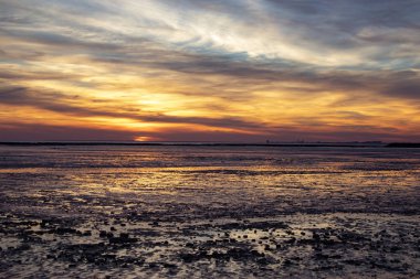 Düşük tide CHATELAILLON Plage La Rochelle yakınındaki plajda Güneybatı Fransa Charente-Maritime bölümünde üzerinde günbatımında.
