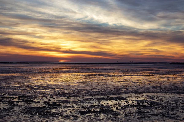 Solnedgång Vid Lågvatten Över Stranden Vid Chatelaillon Plage Nära Rochelle — Stockfoto