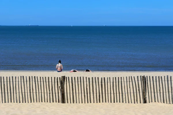 Chatelaillon 2018年6月25日 法国西南部夏朗德省 海滨附近的 Chatelaillon 人们在海滩上晒日光浴 — 图库照片