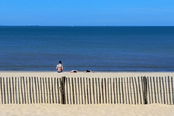 Chatelaillon Plage Franciaország Június 2018 Emberek Napozásra Strandon Található Chatelaillon — Stock Fotó