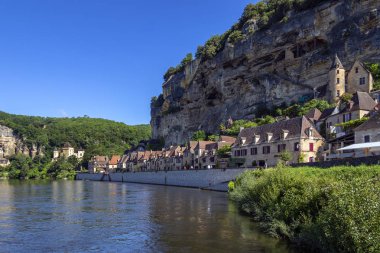 Köy, La Roque-Gageac, Chateau de la Malartrie ve Dordogne Nehri. Güneybatı Fransa Nouvelle-Aquitaine bölgesi Dordogne bölümünde bu pictursque köyüdür.