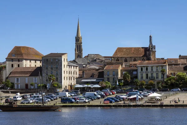 フランスのヌーヴェル アキテーヌ地方のドルドーニュ川にベルジュ ラックの町 — ストック写真