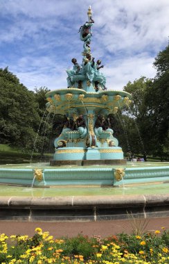Ross Fountain - Princes Street Gardens, Edinburgh İskoçya'da bulunan bir dökme demir yapısı. 1872 yılında yüklü ve 2018 yılında restore edildi.