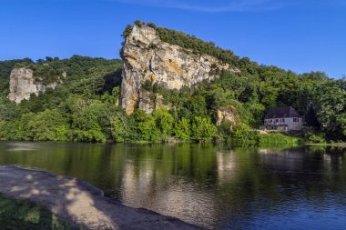 Fransa'nın Nouvelle-Aquitaine bölgesi Dordogne Nehri üzerinde doğal peyzaj