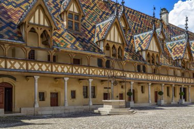 Hospices de Beaune veya otel-Dieu de Beaune, Beaune şehir Doğu Fransa'nın Bordo bölgesindeki ortaçağ hastanede. 1443 kurulmuş, eski bir hayırsever almshouse olduğunu.