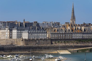 Duvarlı şehir ve port Saint Malo Brittany, Kuzeybatı Fransa'kanal kıyısında.