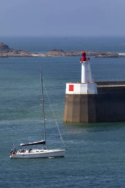 Iate Que Entra Porto Porto Saint Malo Costa Bretanha Noroeste — Fotografia de Stock