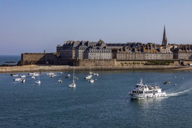 Saint Malo duvarlı şehir Kuzeybatı Fransa'nın Brittany sahillerinde. 