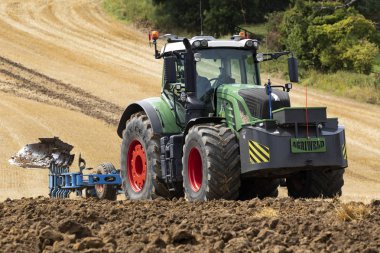 Traktör Birleşik Krallık 'ta Kuzey Yorkshire kırsalında bir alan çiftçilik.