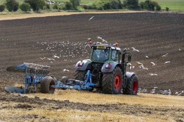 Bir tarlayı Kuzey Yorkshire için yapılan Birleşik Kindom kırsalında bir traktör. 
