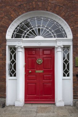 Ünlü Dublin kapılardan birini. Birçok açık kapı Merkezi Dublin tasarım tipik. Onlar genellikle parlak renkler boyanır.