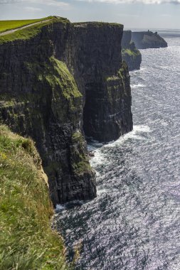 Moher - County Clare, İrlanda Burren bölge güneybatı kenarında bulunan kayalıklarla. Cadı'nın kafasına Atlantik Okyanusu üzerinde 120 m (390 ft) yükselmesi.