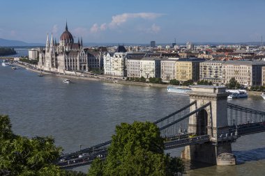 Budapeşte, Macaristan. Macaristan Parlamento Binası ve Szechenyi Chain Bridge yerlerinden de dahil olmak üzere şehrin üzerinde göster.