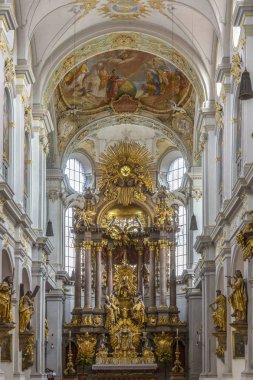 St Peter's Kilisesi, Roma Katolik Kilisesi Münih, Almanya'nın iç şehirde iç. Tavan fresk Johann Baptist Zimmermann tarafından (1753-56) 1999 yılında restore edildi.