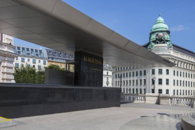 Albertina Innere Stadt, Viyana Avusturya'da bir müzedir. Yaklaşık 65.000 çizimler ve yaklaşık 1 milyon eski ana parmak izi ile dünyanın en büyük ve en önemli baskı odalardan birinin evler.