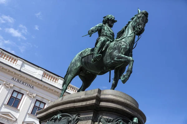 Statua poza Albertina - Vienna - Austria — Zdjęcie stockowe