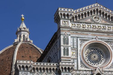 Campanile Tuscany Bölgesi İtalya'nın Floransa şehir yanındaki Duomo kubbe üzerinde turist. Duomo kubbe, Filippo Brunelleschi tarafından inşa edilmiştir. ve yakındaki Campanile Giotto tarafından tasarlanmıştır. Floransa (Fi tarihi merkezinde