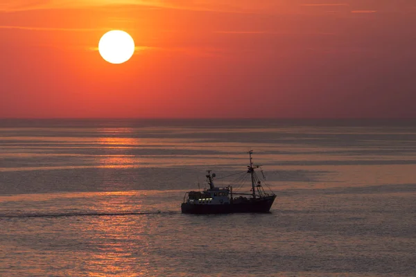 夕暮れ時 ベルギーの海岸から北の海に漁船 — ストック写真