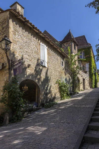 Eski Şehir, Sarlat (Sarlat la Caneda) Preigord Dordogne Fransa'nın Nouvelle-Aquitaine bölgesi içinde içinde içinde tarihi Ortaçağ binaları. 