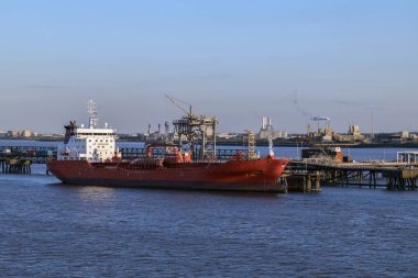 Humber Estuary Kuzeydoğu İngiltere'de bir petrol rafinerisi yakınındaki demirlemiş yakıt tankeri gemiyi.