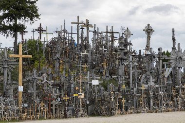 Haçlar Hill - dini hac Siauliai Kuzey Litvanya'daki yakınındaki bir site. Nesiller boyunca, haçlar, haçlar, Bakire Meryem heykelleri binlerce küçük effigies ve Tespihler burada Katolik hacı verildiğinde.