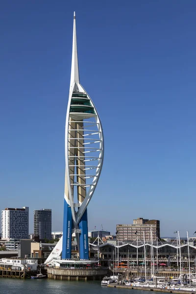 阿联酋航空三角帆塔 位于英格兰汉普郡朴茨茅斯的 170M 560 观景塔 它是朴茨茅斯港重建的核心 — 图库照片