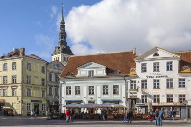 Belediye Meydanı (Raekoja plats) Estonya Tallinn şehir içinde. Çan Kulesi St.Nicholas Kilisesi (Niguliste kırık olduğunu). 